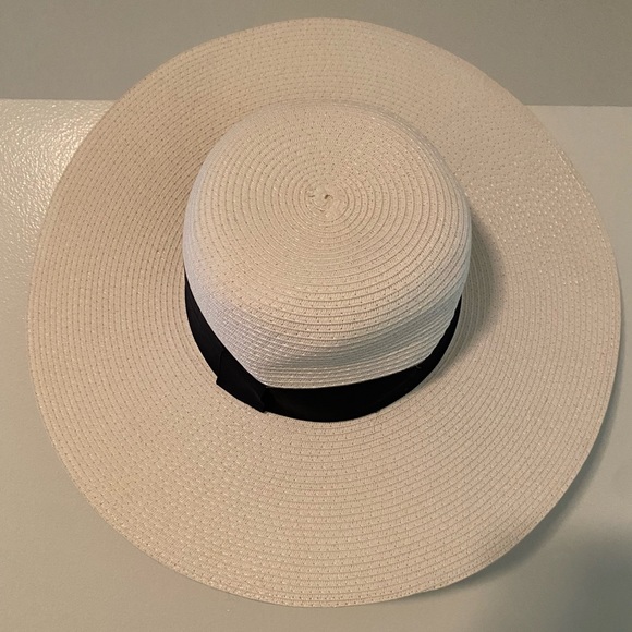 Cream and black sun hat - Picture 1 of 3